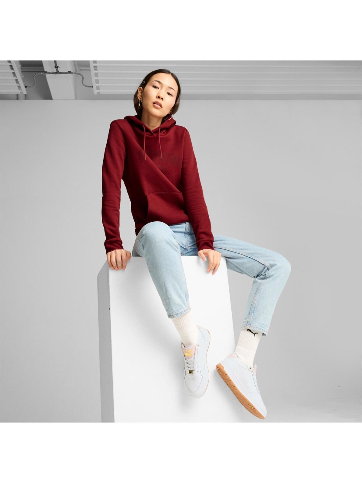 Puma Ess+ Logo LAB Hoodie FL moteriškas džemperis bordo spalvos 682987 13 2 Puma Ess+ Logo LAB Hoodie FL moteriškas džemperis bordo spalvos 682987 13 2