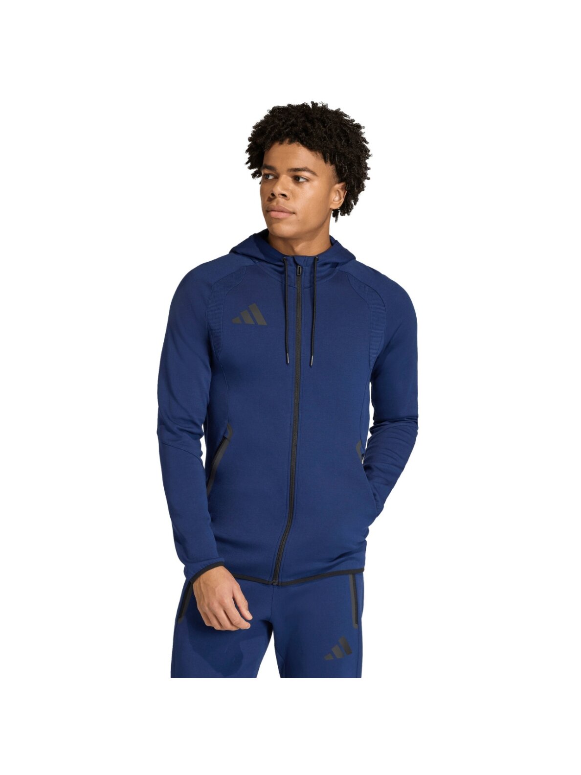 Vyriškas „Adidas Tiro 26 Travel Sweat Hoodie“, tamsiai mėlynas KF6078 Vyriškas „Adidas Tiro 26 Travel Sweat Hoodie“, tamsiai mėlynas KF6078