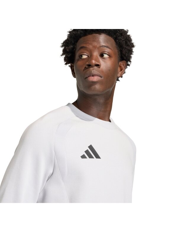 Vyriški adidas Tiro 26 Travel Crew džemperiai, šviesiai pilki KD3323 3 Vyriški adidas Tiro 26 Travel Crew džemperiai, šviesiai pilki KD3323 3