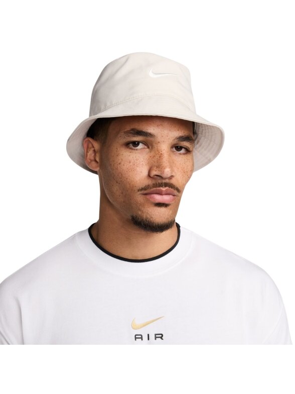 Nike Apex skrybėlė smėlio spalvos FB5382 104 Nike Apex skrybėlė smėlio spalvos FB5382 104
