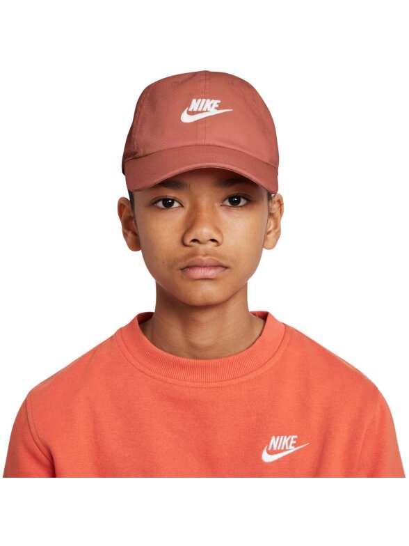 Nike Club kepurė su snapeliu vaikams oranžinė FB5063 209 Nike Club kepurė su snapeliu vaikams oranžinė FB5063 209