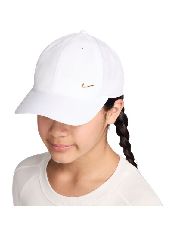 Nike Dri-Fit Club kepurė su snapeliu vaikams balta FB5064 101 3 Nike Dri-Fit Club kepurė su snapeliu vaikams balta FB5064 101 3