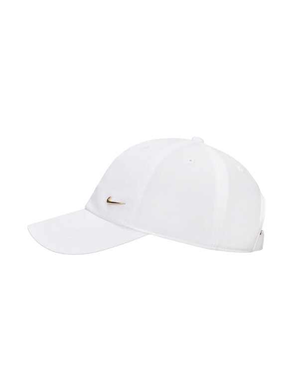 Nike Dri-Fit Club kepurė su snapeliu vaikams balta FB5064 101 1 Nike Dri-Fit Club kepurė su snapeliu vaikams balta FB5064 101 1