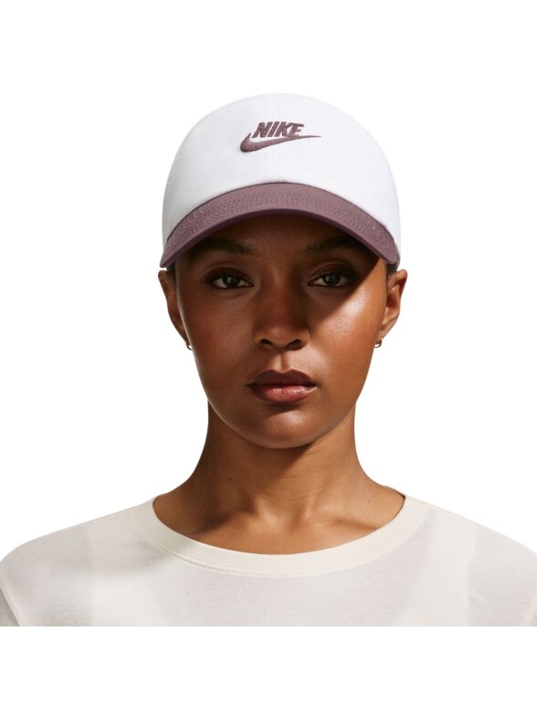 Nike Club snapeliu kepurė balta-violetinė FB5368 104 3 Nike Club snapeliu kepurė balta-violetinė FB5368 104 3