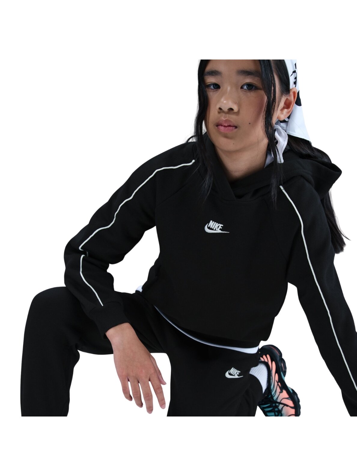 Nike Sportswear Club Fleece vaikiškas treningas juodas HQ9318 010 2 Nike Sportswear Club Fleece vaikiškas treningas juodas HQ9318 010 2
