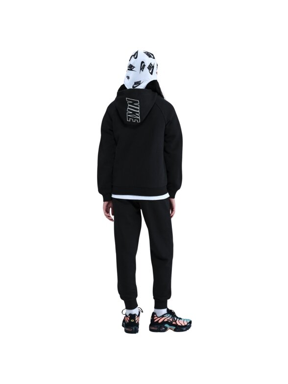 Nike Sportswear Club Fleece vaikiškas treningas juodas HQ9318 010 1 Nike Sportswear Club Fleece vaikiškas treningas juodas HQ9318 010 1