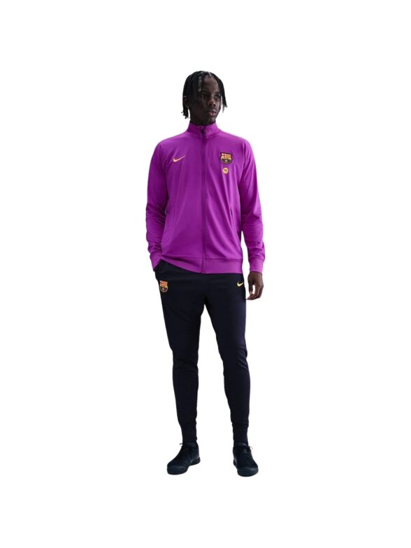 Nike FC Barcelona Strike vyriškas sportinis kostiumas violetinės ir tamsiai mėlynos spalvos HJ6974 552 Nike FC Barcelona Strike vyriškas sportinis kostiumas violetinės ir tamsiai mėlynos spalvos HJ6974 552