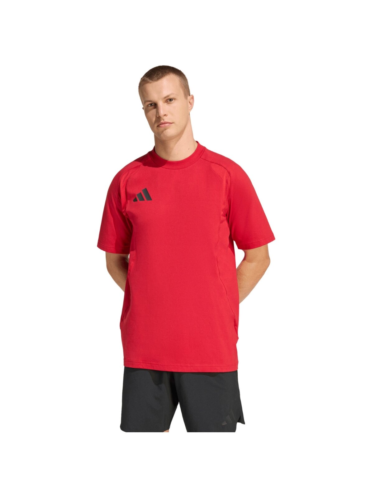 Adidas Tiro 26 Travel Tee vyriški marškinėliai raudoni KD1121 Adidas Tiro 26 Travel Tee vyriški marškinėliai raudoni KD1121