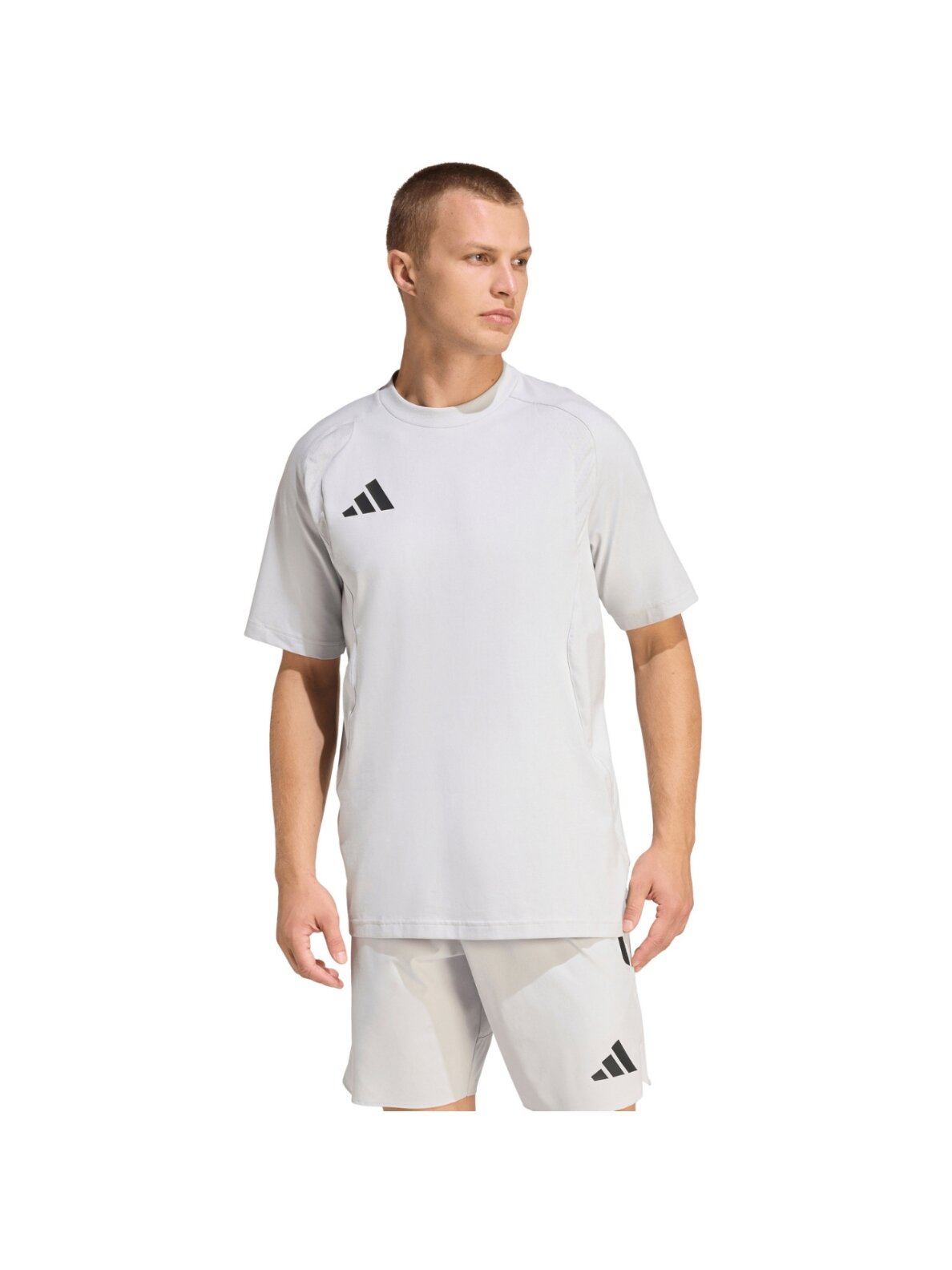 adidas Tiro 26 Travel Tee marškinėliai vyrams šviesiai pilki KD1120 adidas Tiro 26 Travel Tee marškinėliai vyrams šviesiai pilki KD1120