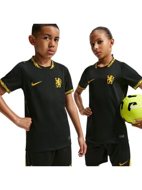 Nike Chelsea FC Stadium 2026/27 vaikiški marškinėliai, juodi, II1707 011 Nike Chelsea FC Stadium 2026/27 vaikiški marškinėliai, juodi, II1707 011