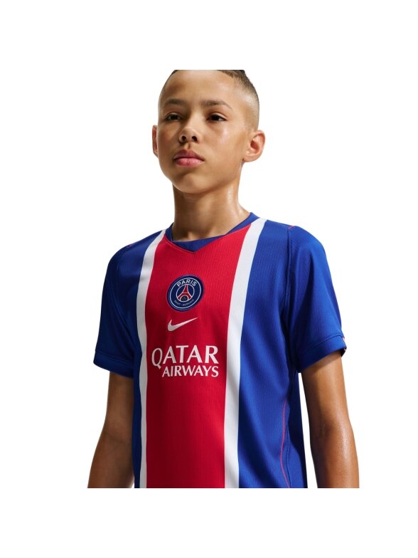 Nike Paris Saint-Germain 2026/27 Stadium Home vaikiški marškinėliai, mėlyni-raudoni, II1644 417 4 Nike Paris Saint-Germain 2026/27 Stadium Home vaikiški marškinėliai, mėlyni-raudoni, II1644 417 4