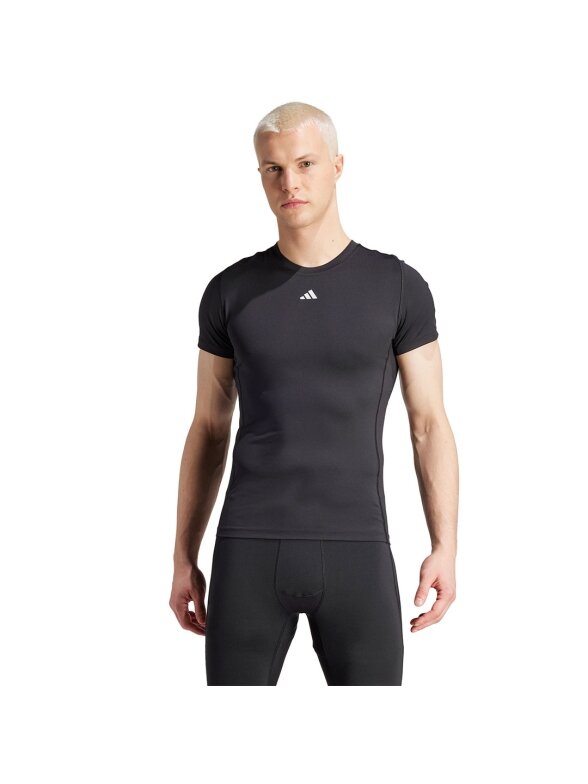 Adidas Techfit Aeroready trumpomis rankovėmis vyriški marškinėliai juodi IS7606 2 Adidas Techfit Aeroready trumpomis rankovėmis vyriški marškinėliai juodi IS7606 2