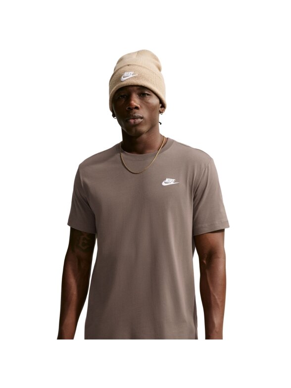 Nike marškinėliai vyrams Club Tee rudi AR4997 274 2 Nike marškinėliai vyrams Club Tee rudi AR4997 274 2