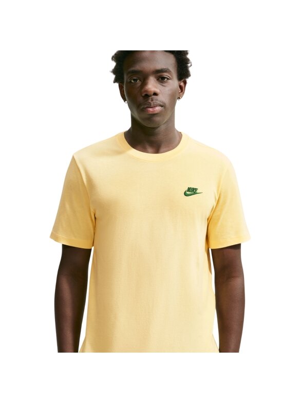 Vyriški marškinėliai Nike Club Tee geltoni AR4997 723 2