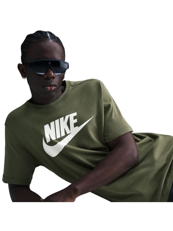 Nike Sportswear vyriški marškinėliai alyvuogių spalvos AR5004 222 2 Nike Sportswear vyriški marškinėliai alyvuogių spalvos AR5004 222 2
