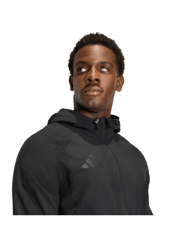 Adidas Tiro 26 Travel Windbreaker vyrams striukė juoda JM5539 3 Adidas Tiro 26 Travel Windbreaker vyrams striukė juoda JM5539 3