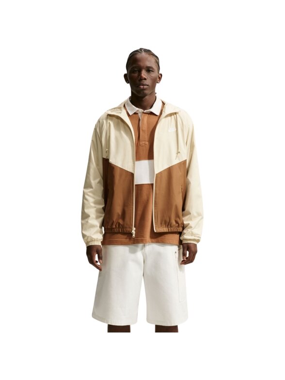 Nike Windrunner vyriška striukė smėlio ir rudos spalvos HV8369 230 Nike Windrunner vyriška striukė smėlio ir rudos spalvos HV8369 230