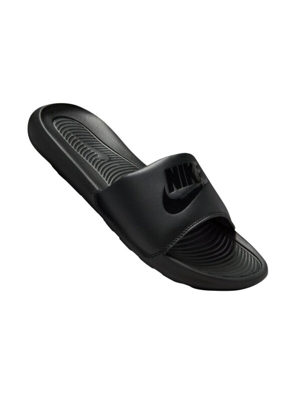 Nike Victori One Shower Slide šlepetės juodos CN9675 003 4 Nike Victori One Shower Slide šlepetės juodos CN9675 003 4