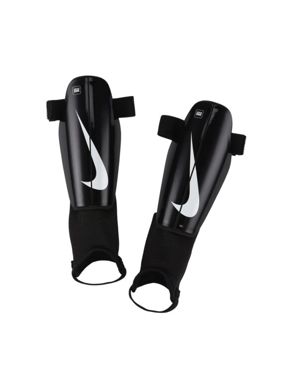 Nike Charge futbolo apsaugos vaikams juodos DX4610 010 Nike Charge futbolo apsaugos vaikams juodos DX4610 010