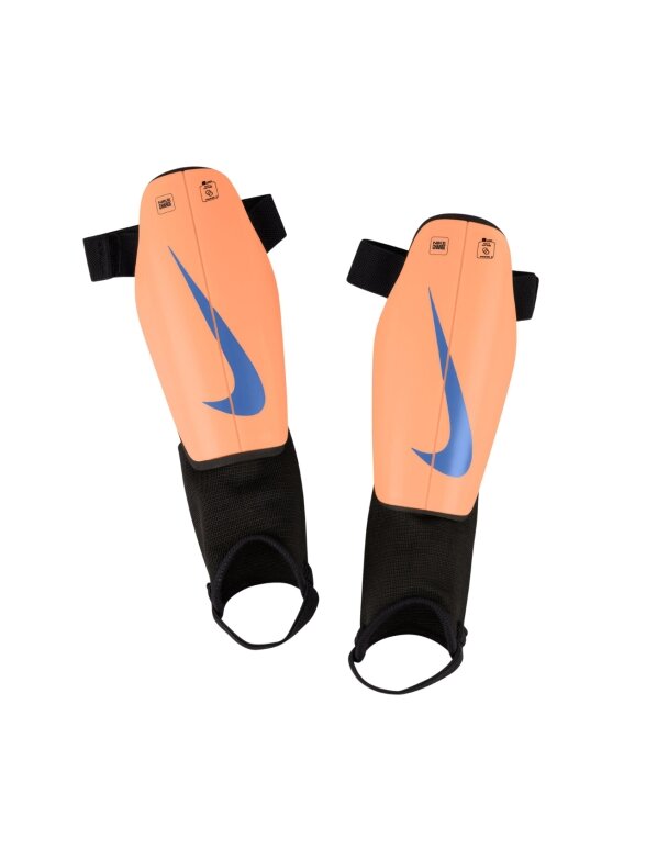 Nike Charge vaikiškos futbolo blauzdų apsaugos oranžinės spalvos DX4610 852 Nike Charge vaikiškos futbolo blauzdų apsaugos oranžinės spalvos DX4610 852