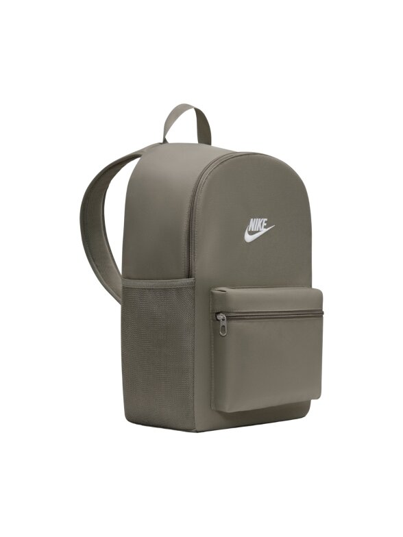 Nike Heritage 2.0 kuprinė alyvuogių spalvos IB4343 320 2 Nike Heritage 2.0 kuprinė alyvuogių spalvos IB4343 320 2