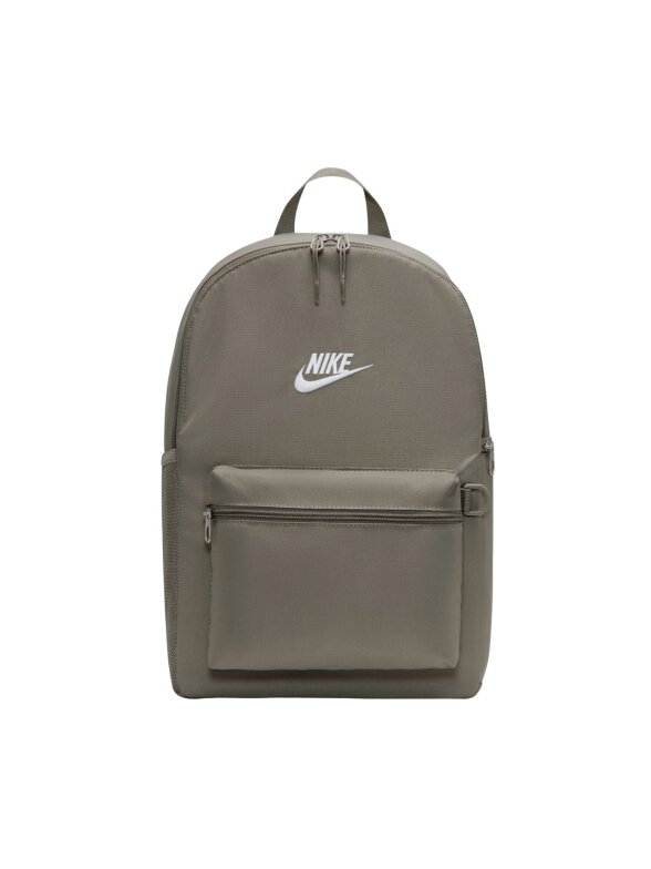Nike Heritage 2.0 kuprinė alyvuogių spalvos IB4343 320 Nike Heritage 2.0 kuprinė alyvuogių spalvos IB4343 320