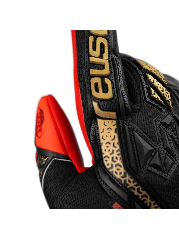 Reusch Attrakt Freegel Silver vyrams futbolo vartininko pirštinės juodos-raudonos 4 Reusch Attrakt Freegel Silver vyrams futbolo vartininko pirštinės juodos-raudonos 4