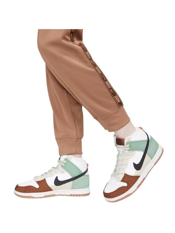 Nike NSW PK Tape Reg moteriškos kelnės rudos DM4645 256 4 Nike NSW PK Tape Reg moteriškos kelnės rudos DM4645 256 4