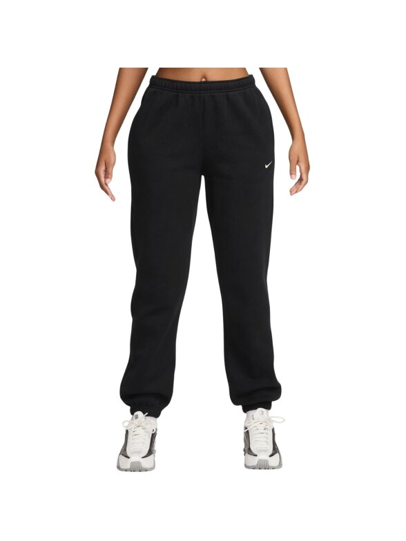 Nike Studio Fleece moteriškos kelnės juodos IM8076 001 Nike Studio Fleece moteriškos kelnės juodos IM8076 001