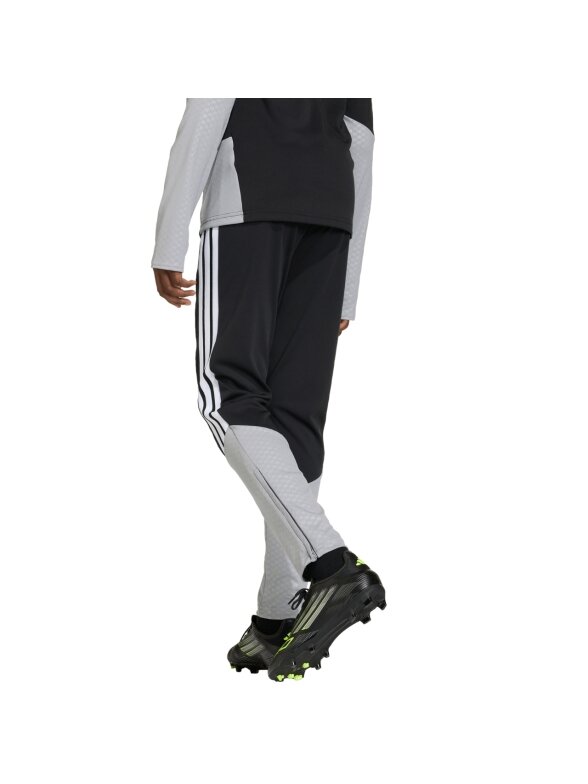 Adidas Tiro 26 Competition Training sportinės kelnės vaikams juodos spalvos KA5134 2 Adidas Tiro 26 Competition Training sportinės kelnės vaikams juodos spalvos KA5134 2