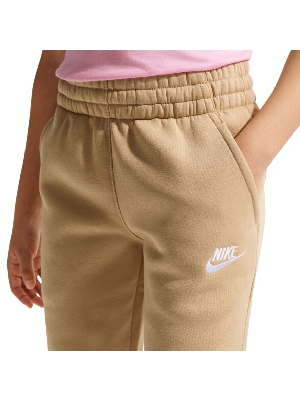 Nike Sportswear Club Fleece vaikiškos kelnės, smėlio spalvos FD3008 286 3 Nike Sportswear Club Fleece vaikiškos kelnės, smėlio spalvos FD3008 286 3