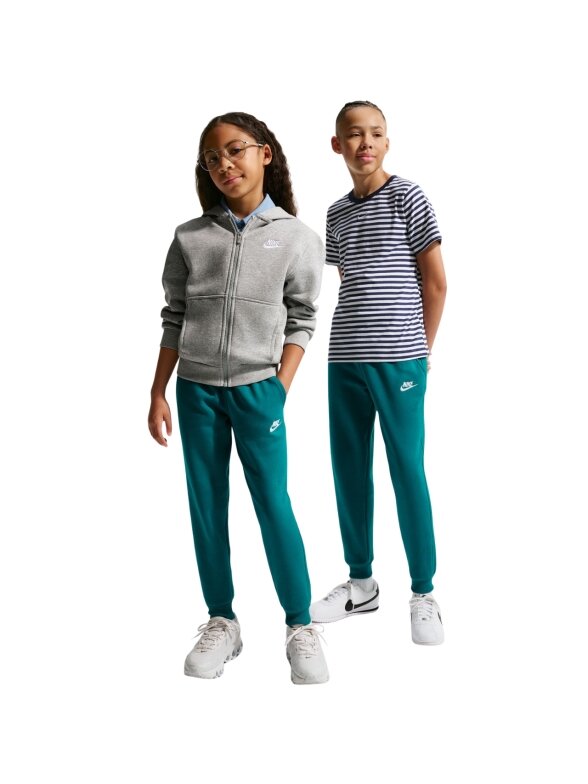 Nike Sportswear Club Fleece vaikiškos kelnės žalios FD3008 372 6 Nike Sportswear Club Fleece vaikiškos kelnės žalios FD3008 372 6