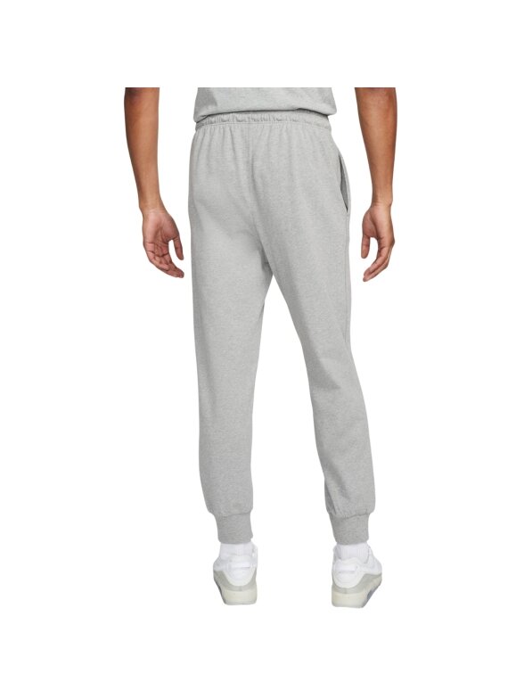 Nike Club Knit Jogger vyriškos kelnės pilkos spalvos FQ4330 063 1 Nike Club Knit Jogger vyriškos kelnės pilkos spalvos FQ4330 063 1