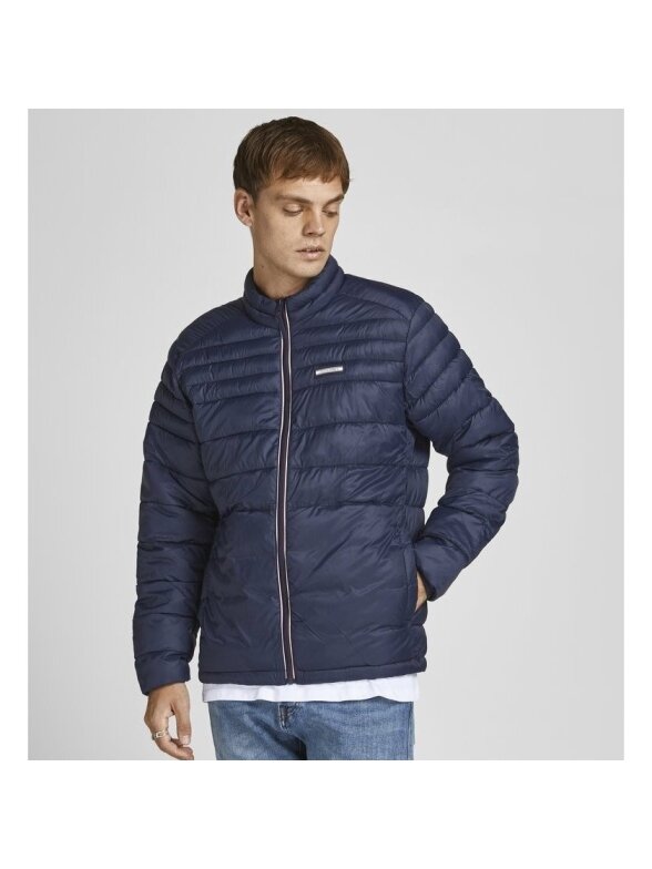Vyriška striukė JACK & JONES JJEACE PUFFER COLLAR STS 12189878 tam. mėlyna Vyriška striukė JACK & JONES JJEACE PUFFER COLLAR STS 12189878 tam. mėlyna