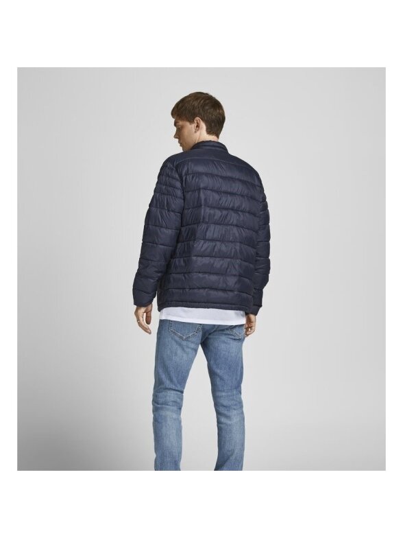 Vyriška striukė JACK & JONES JJEACE PUFFER COLLAR STS 12189878 tam. mėlyna 1 Vyriška striukė JACK & JONES JJEACE PUFFER COLLAR STS 12189878 tam. mėlyna 1